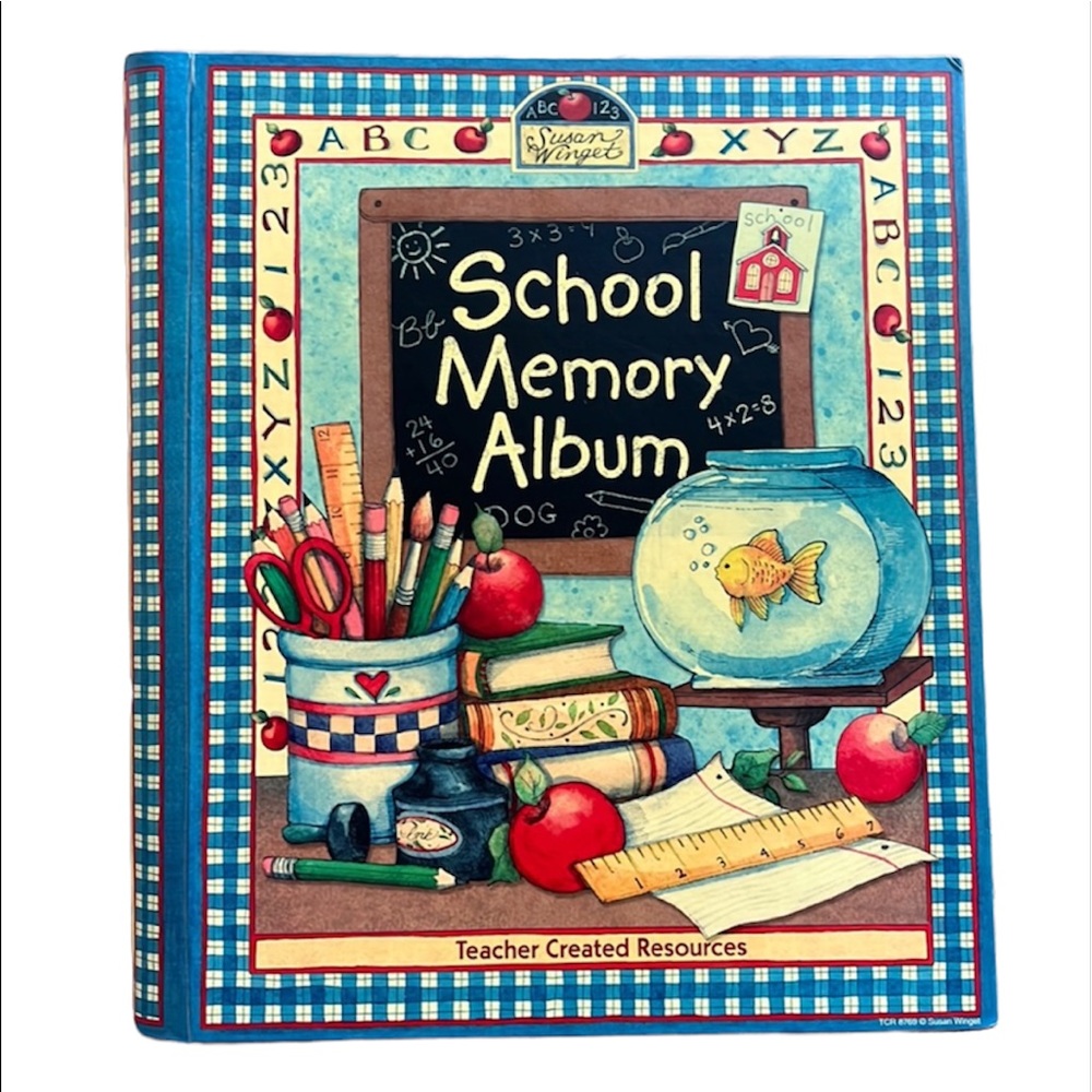 NWT SCHOOL MEMORY KEEPSAKE ALBUM 30 PAGES 14 POCKETS GRADES K - 6